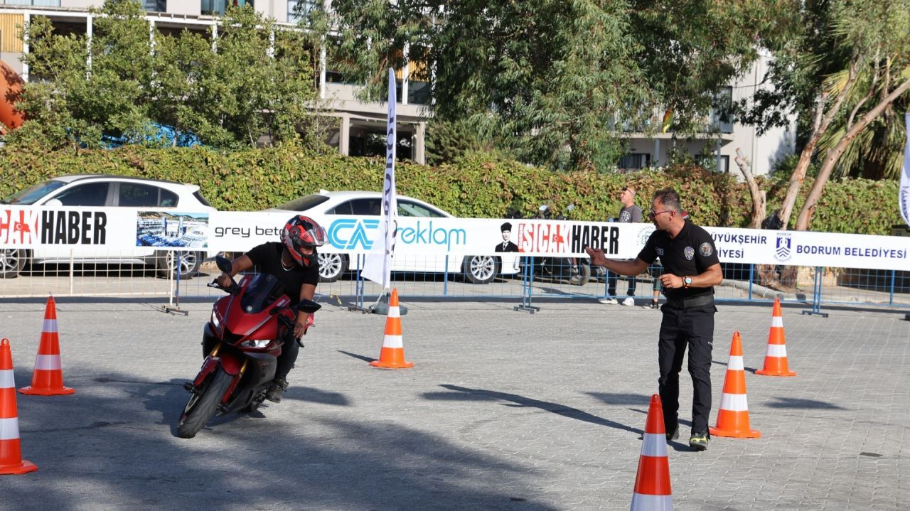 Motosiklet tutkunları teker yaktı, deniz üzerinde şovlar yapıldı - Sayfa 6