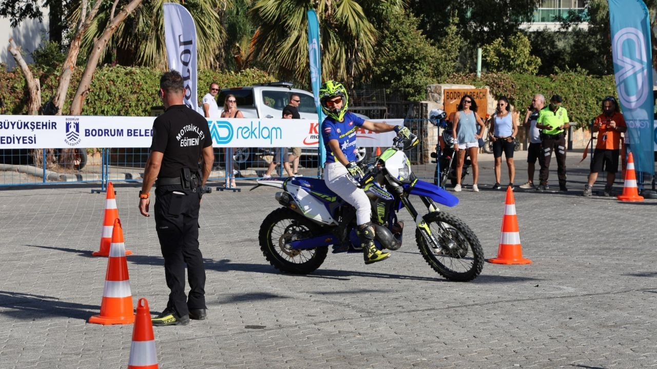 Motosiklet tutkunları teker yaktı, deniz üzerinde şovlar yapıldı - Sayfa 5