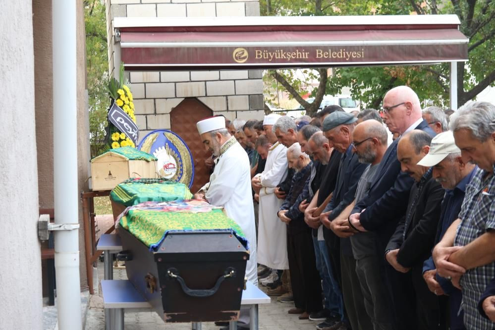 Eskişehir'de ki kazada 3 aile ferdi son yolculuklarına uğurlandı - Sayfa 1