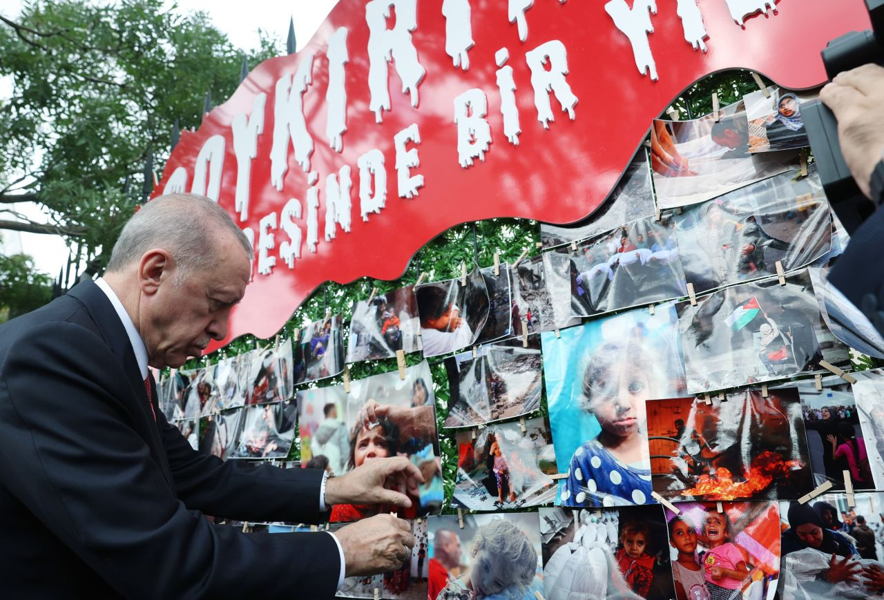 Cumhurbaşkanı Erdoğan "Soykırımın Gölgesinde Geçen Bir Yıl" sergisini gezdi - Sayfa 3