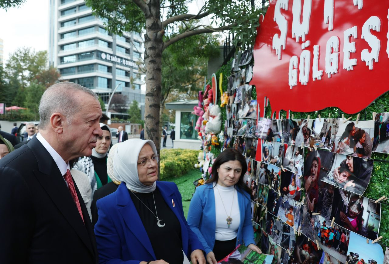 Cumhurbaşkanı Erdoğan "Soykırımın Gölgesinde Geçen Bir Yıl" sergisini gezdi - Sayfa 1