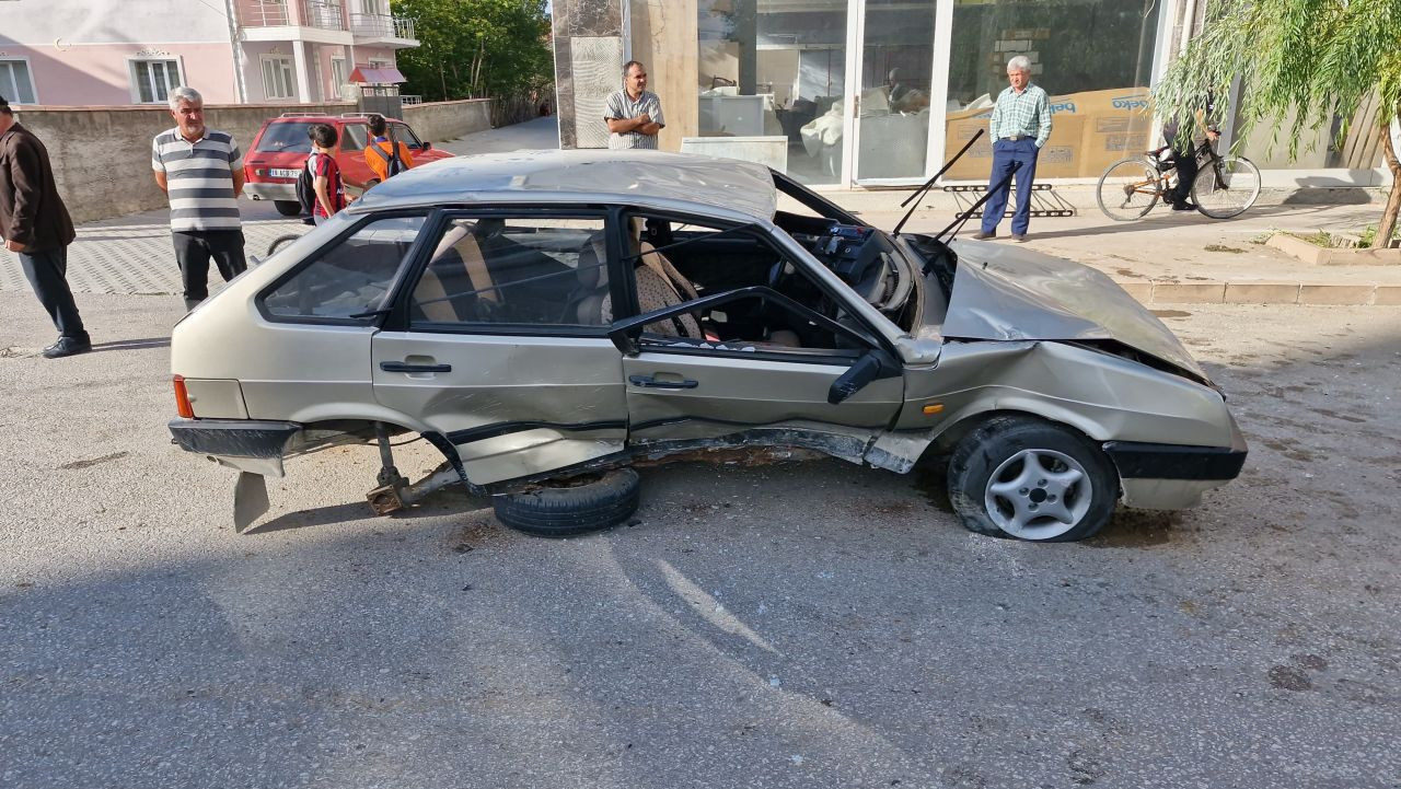 Çorum'da Kaldırıma Çarpan Otomobil Takla Attı: 2 Kişi Yaralandı - Sayfa 1