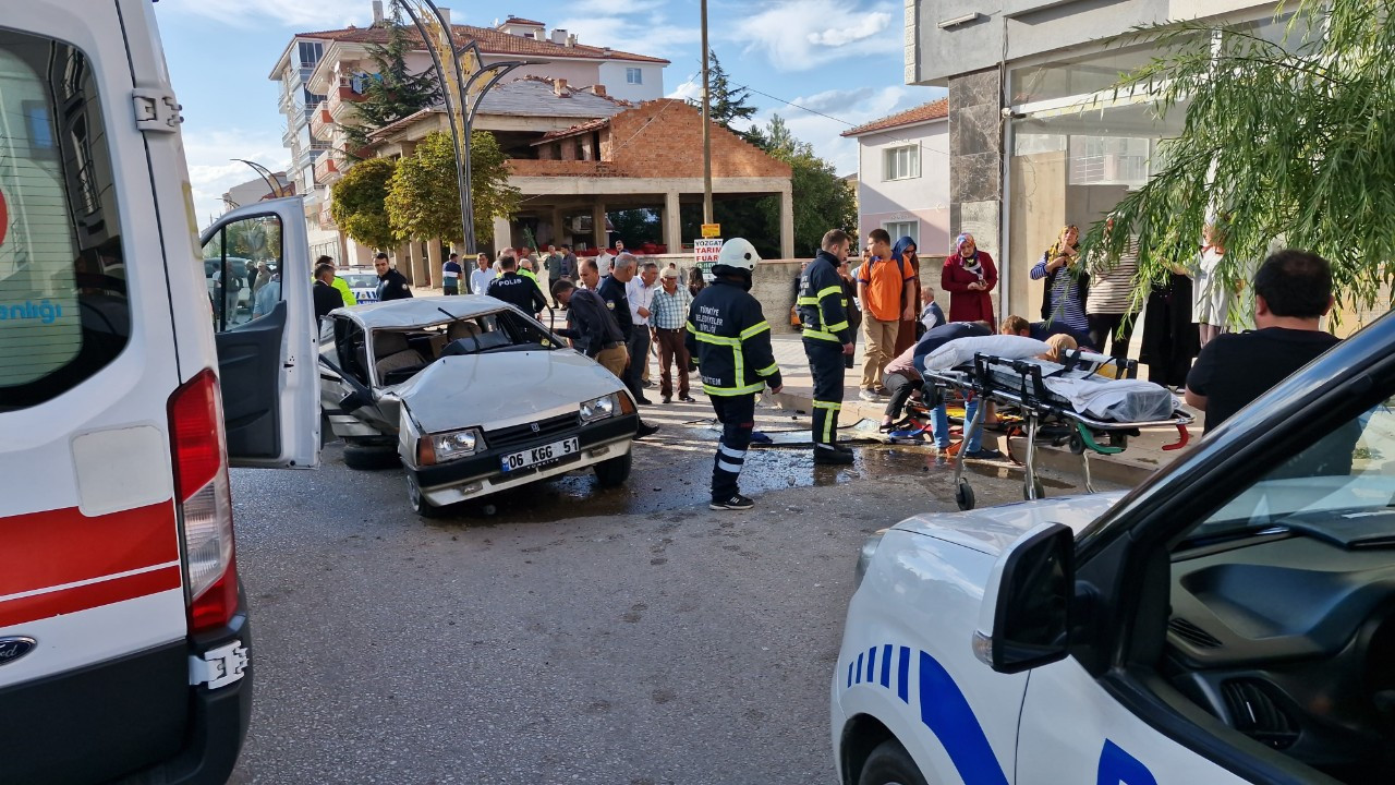 Çorum'da Kaldırıma Çarpan Otomobil Takla Attı: 2 Kişi Yaralandı