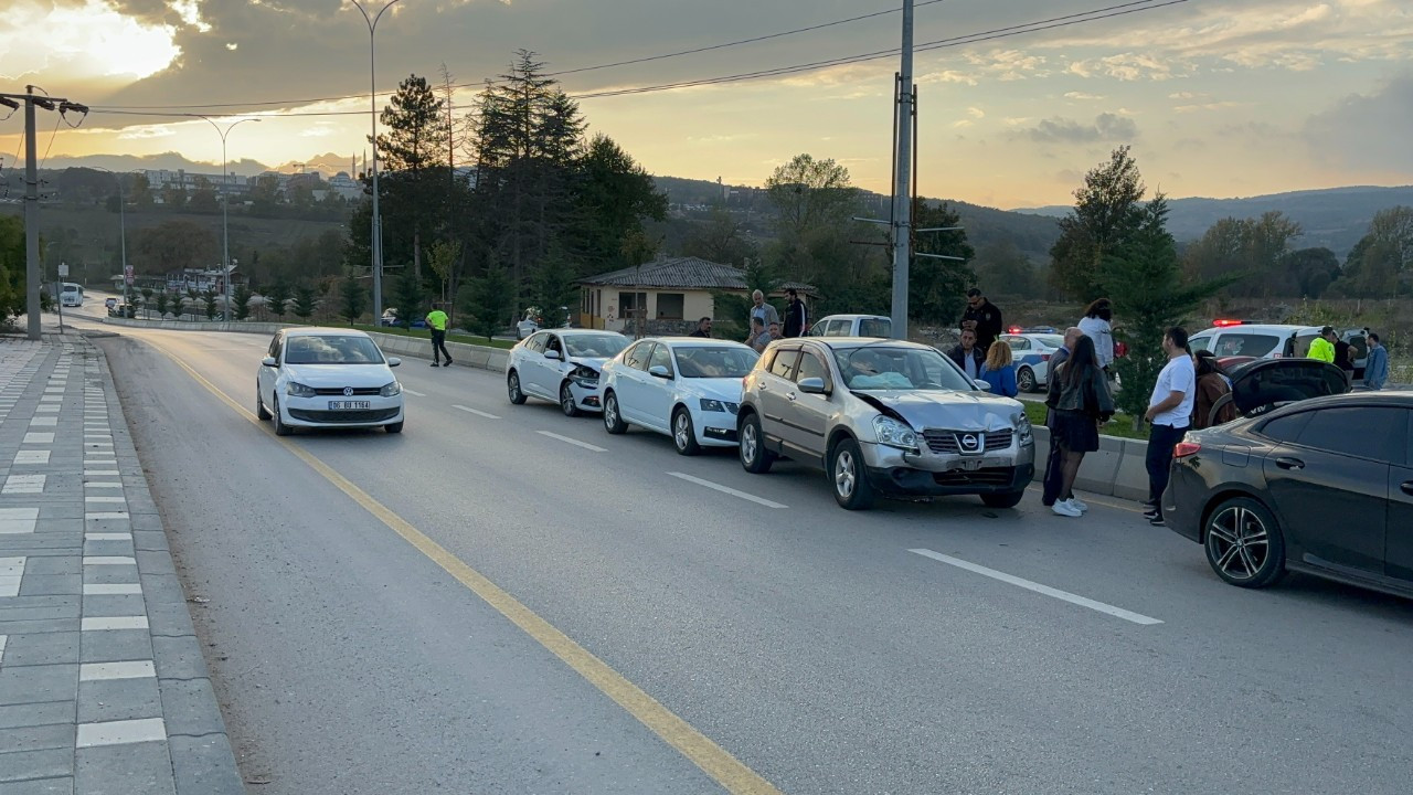 Bolu'da Zincirleme Trafik Kazası: 4 Araç Çarpıştı