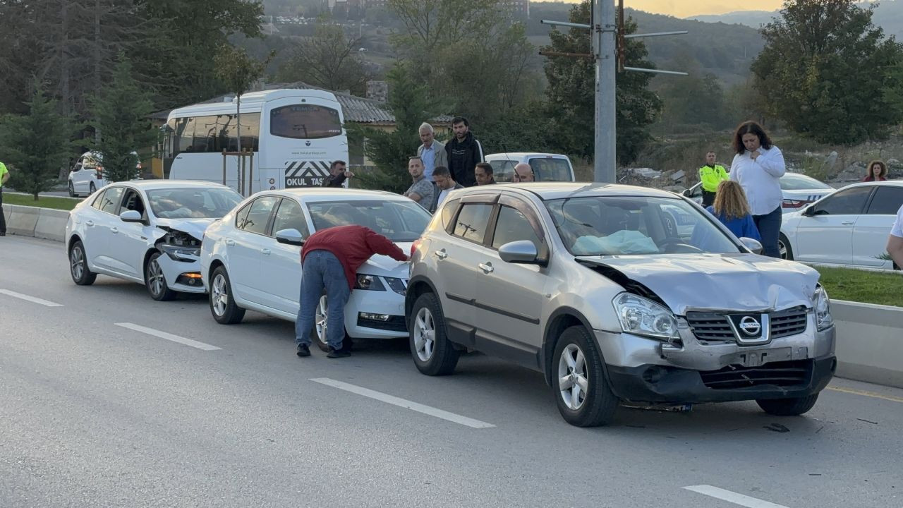 Bolu'da Zincirleme Trafik Kazası: 4 Araç Çarpıştı - Sayfa 1