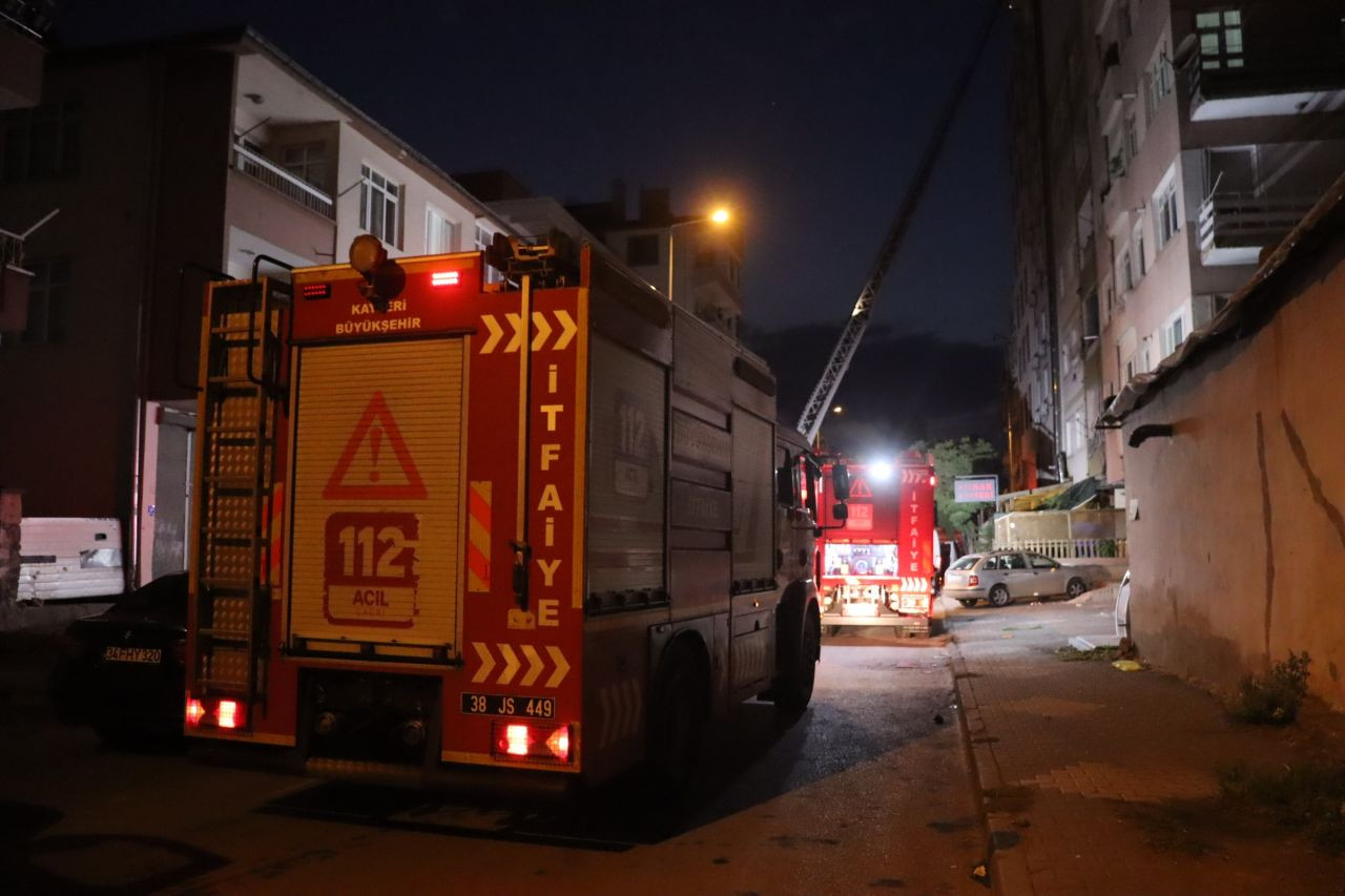 Kayseri’de Otelin Çatı Katında Yangın: 2 Kişi Hastaneye Kaldırıldı - Sayfa 1