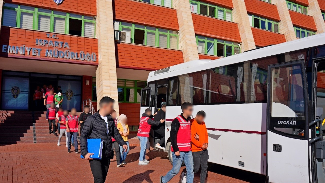 Isparta'da 3 Milyon TL Dolandırıcılık Yapan 8 Kişi Tutuklandı