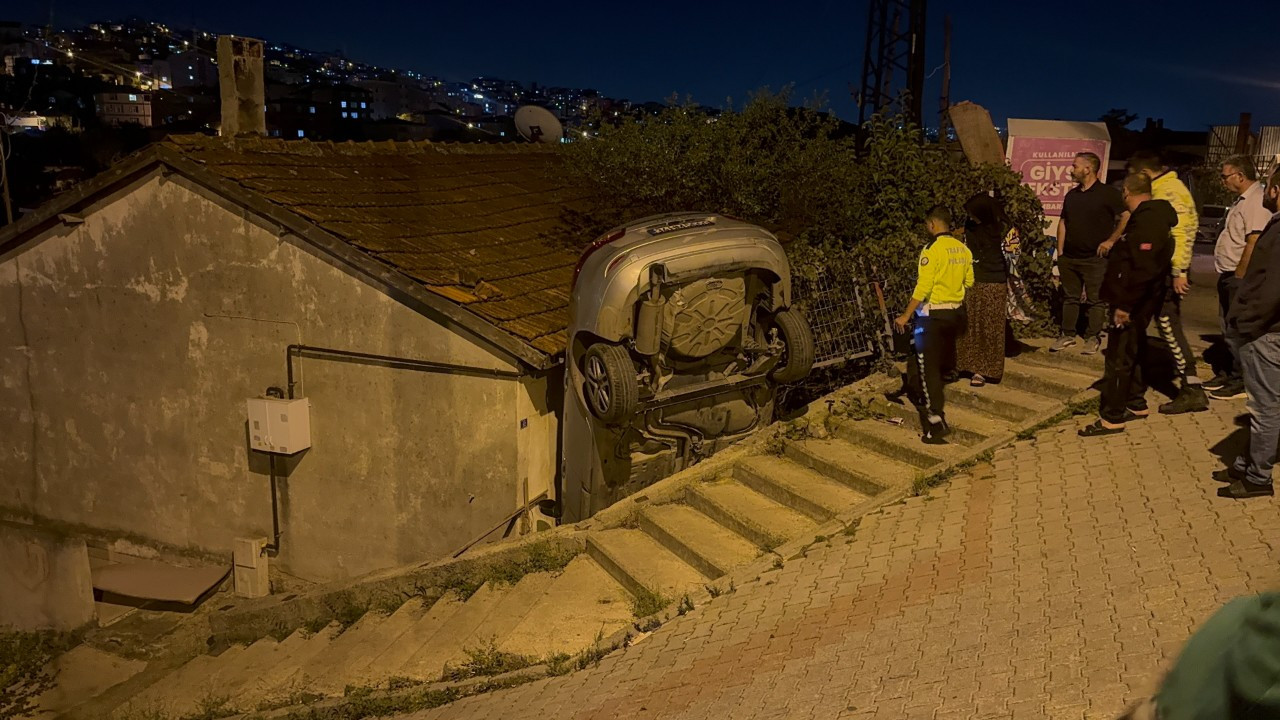 Kocaeli'de Park Halindeki Otomobil Gecekonduya Çarptı!