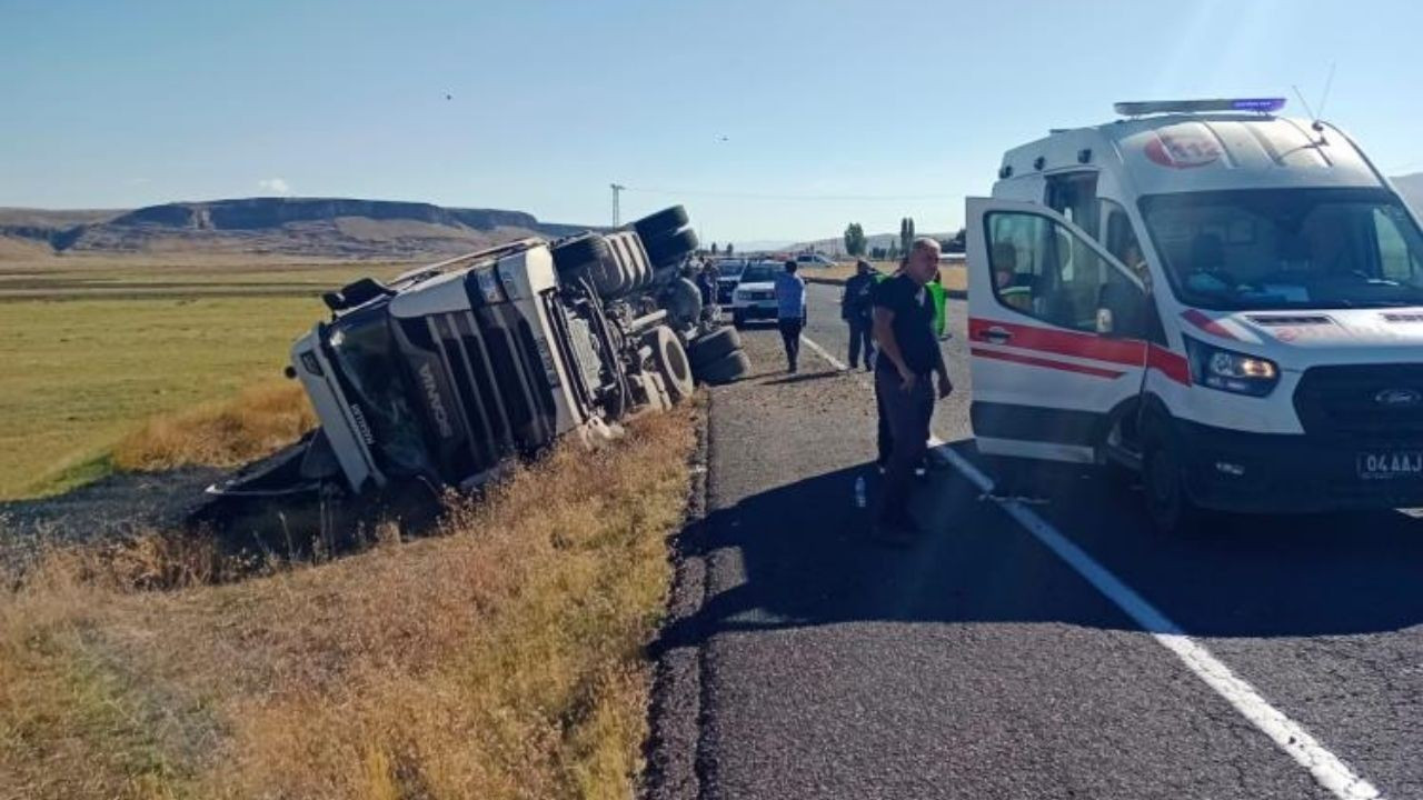 Ağrı'da Trafik Kazası: Çekici Araziye Devrildi, 1 Yaralı