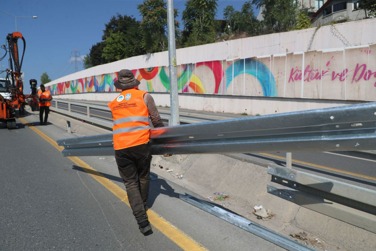 Sakarya Büyükşehir Tehlikeli Güzergahlarda Çelik Bariyerlerle Güvenliği Artırıyor - Sayfa 7