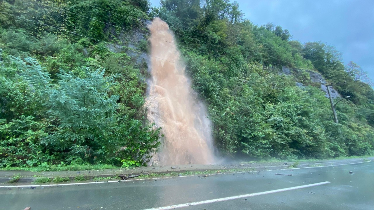 Artvin'in Hopa ve Arhavi ilçelerinde şiddetli yağışlar etkili oluyor