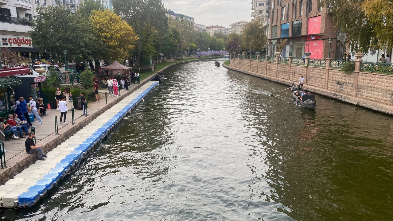 Eskişehir'e gelen turist kafilesi Porsuk Çayı'nı seyretmeye doyamadı