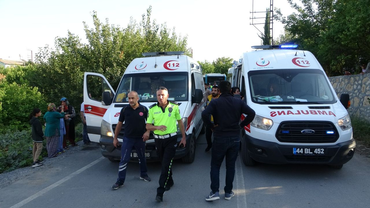 Malatya'da Otobüs ve Öğrenci Servisi Çarpıştı: 25 Yaralı - Sayfa 1