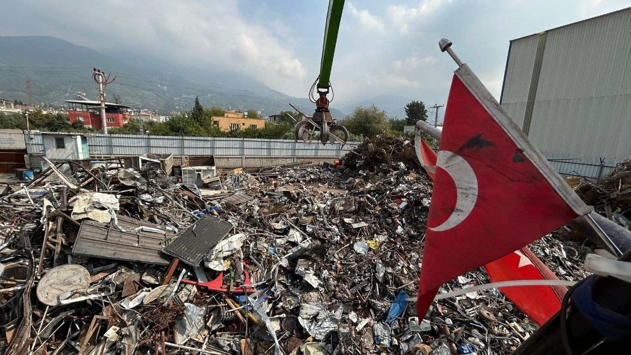 Hurda Yığını Arasındaki Türk Bayrağını Çıkardı, İş Makinesine Astı