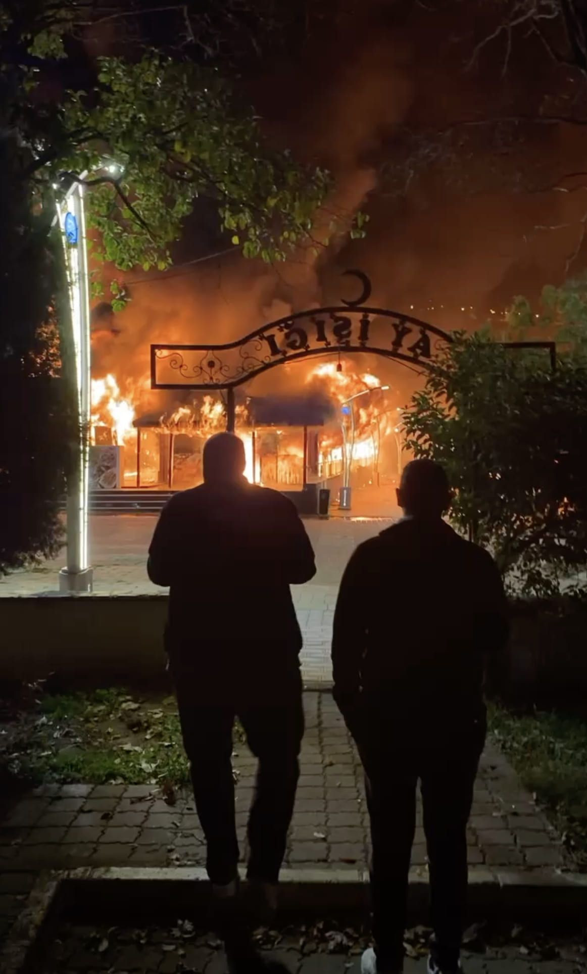 Komşuda Restoran Yangını: Geriye Sadece İskeleti Kaldı! - Sayfa 5