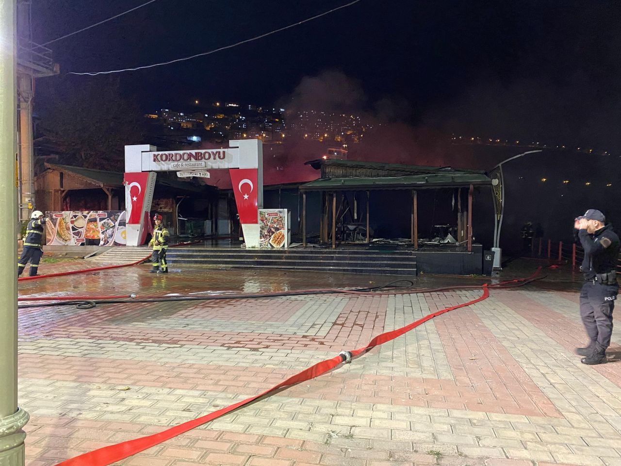 Komşuda Restoran Yangını: Geriye Sadece İskeleti Kaldı! - Sayfa 7