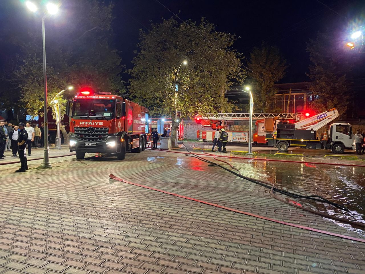 Komşuda Restoran Yangını: Geriye Sadece İskeleti Kaldı! - Sayfa 8