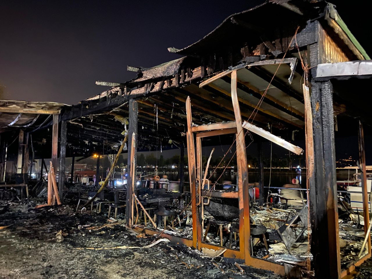 Komşuda Restoran Yangını: Geriye Sadece İskeleti Kaldı! - Sayfa 9