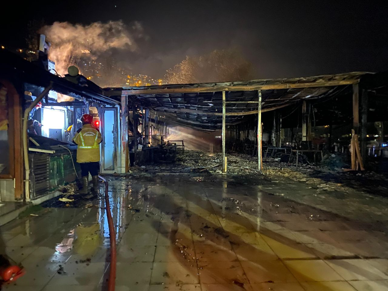 Komşuda Restoran Yangını: Geriye Sadece İskeleti Kaldı! - Sayfa 3