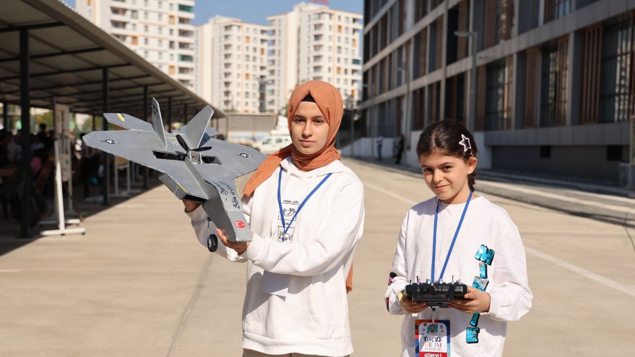 Kız kardeşler Kızılelma ve Bayraktar’dan ilham alarak 10 bin liraya F22 maket uçağı yaptı