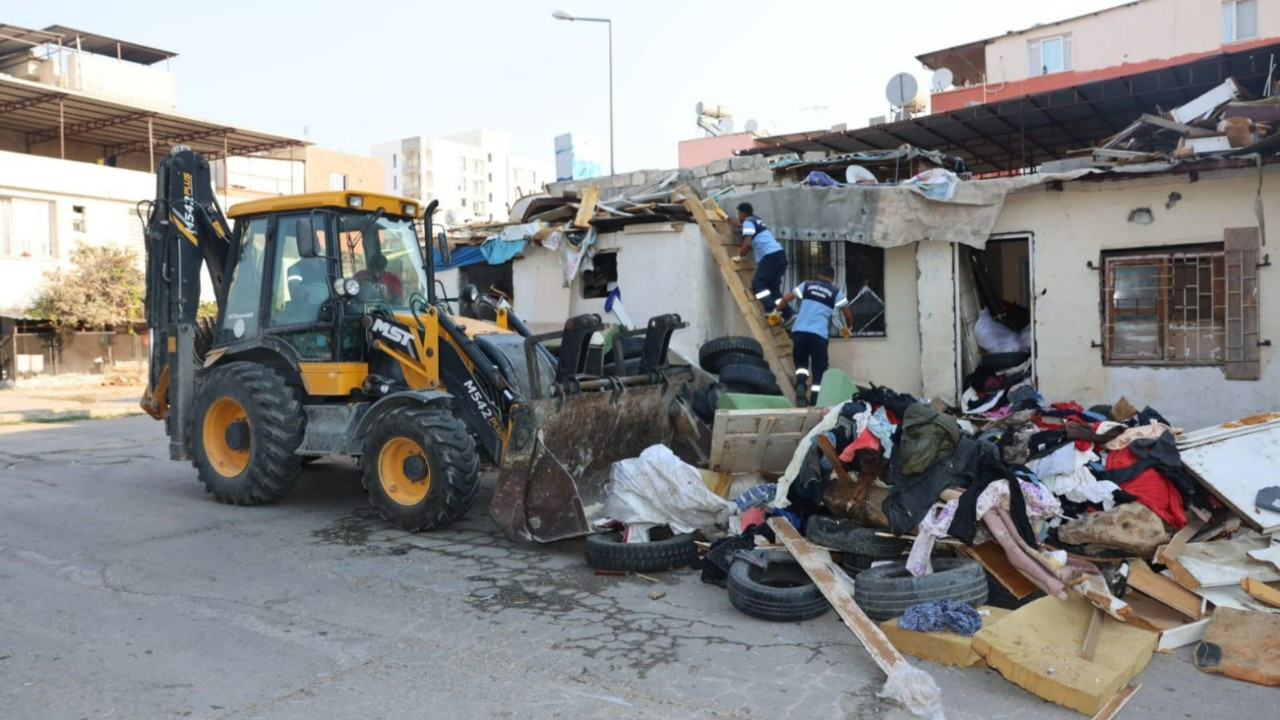 Çöp evden tonlarca atık çıktı