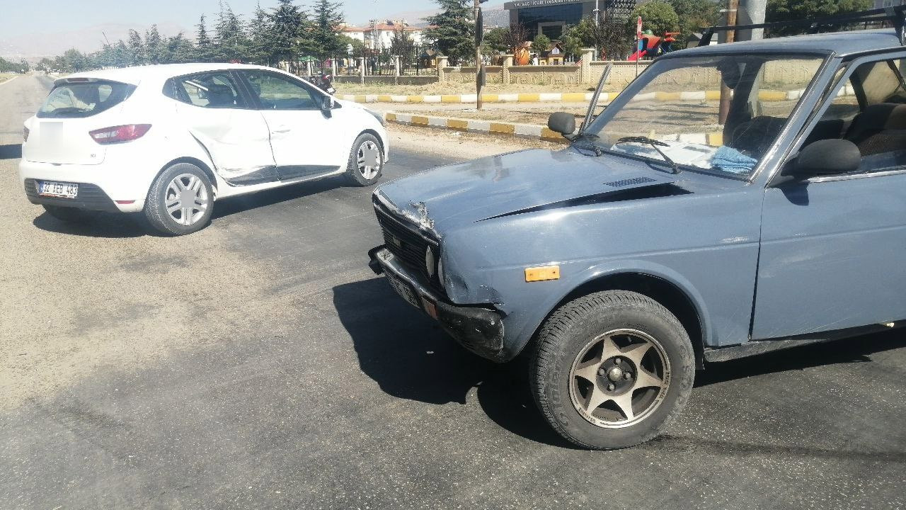 Isparta'da 2 otomobil çarpıştı 2 yaralı