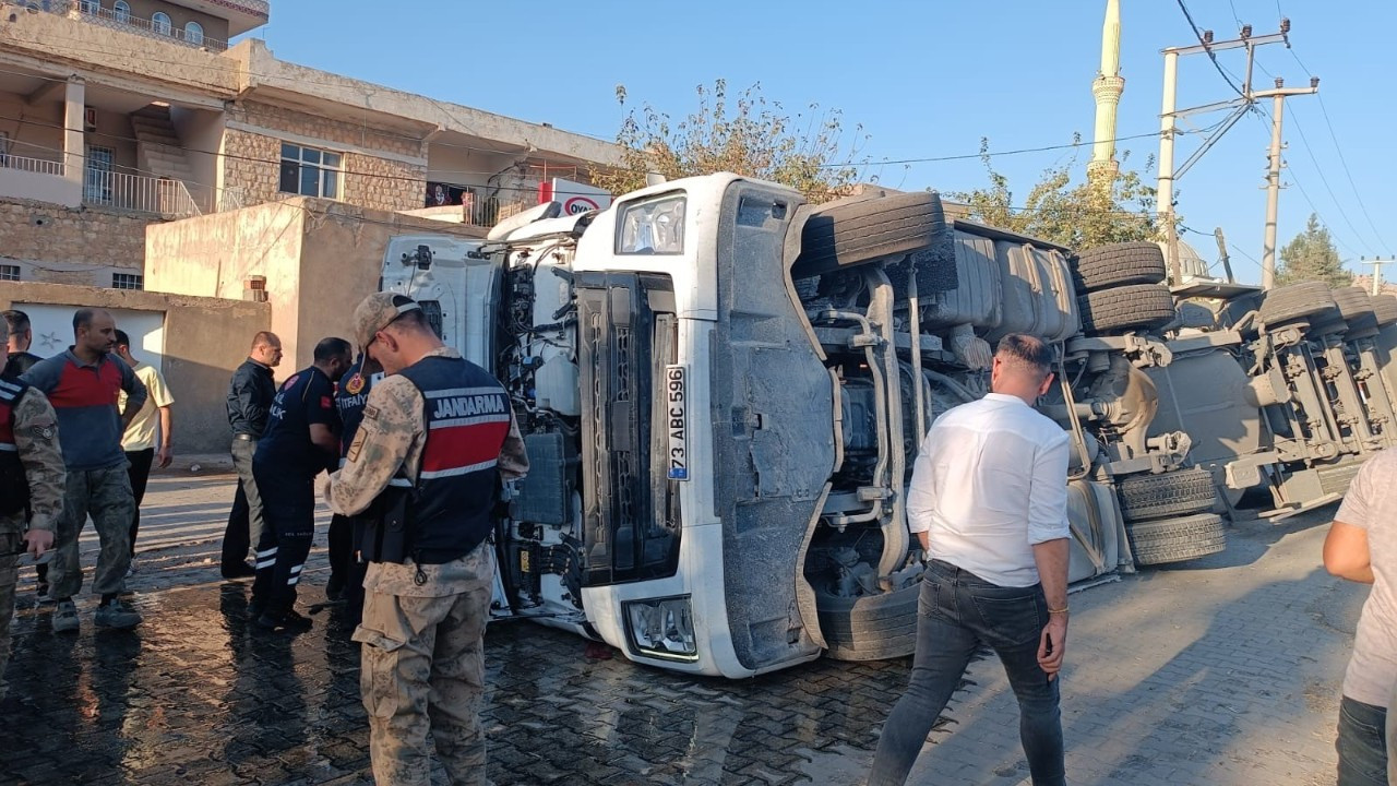 Mardin'de Kontrolden Çıkan Tır Devrildi: 1 Kişi Yaralandı