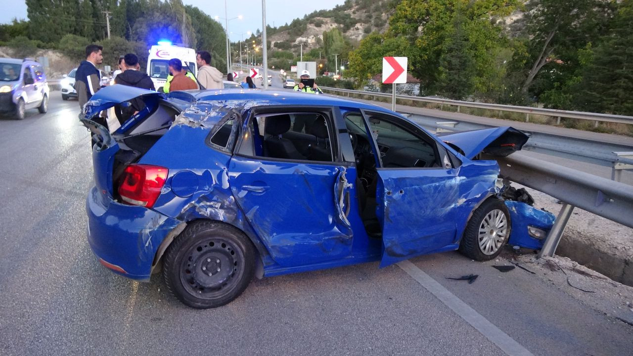 Burdur'da Kontrolden Çıkan Otomobil Bariyere ve Traktöre Çarptı: 5 Yaralı! - Sayfa 1