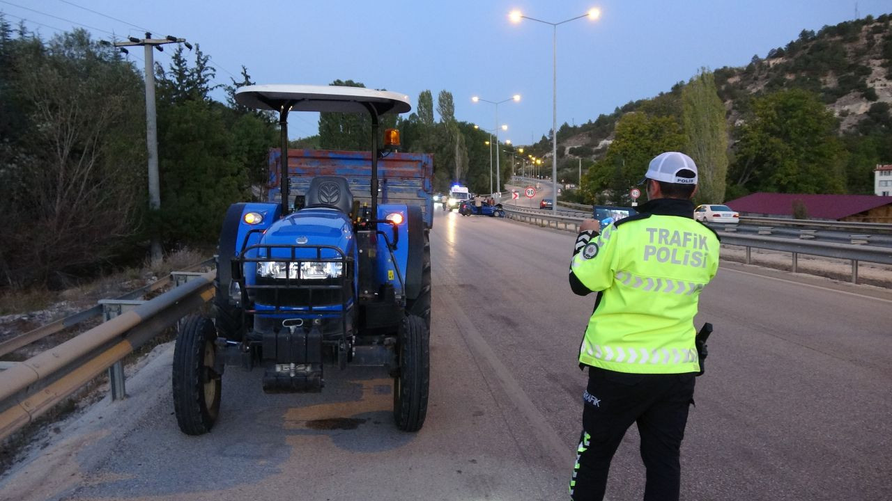 Burdur'da Kontrolden Çıkan Otomobil Bariyere ve Traktöre Çarptı: 5 Yaralı! - Sayfa 6