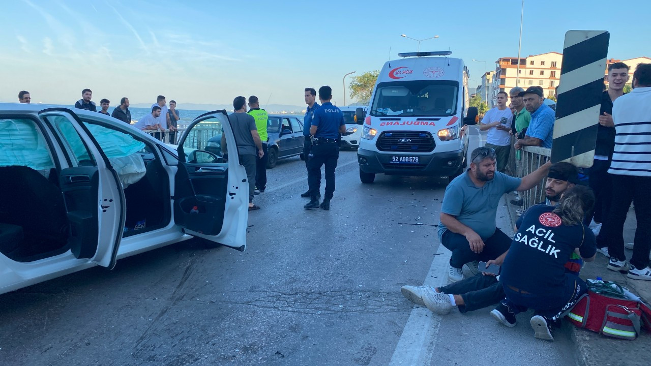 Ordu'da İki Otomobil Kafa Kafaya Çarpıştı: 4 Yaralı!