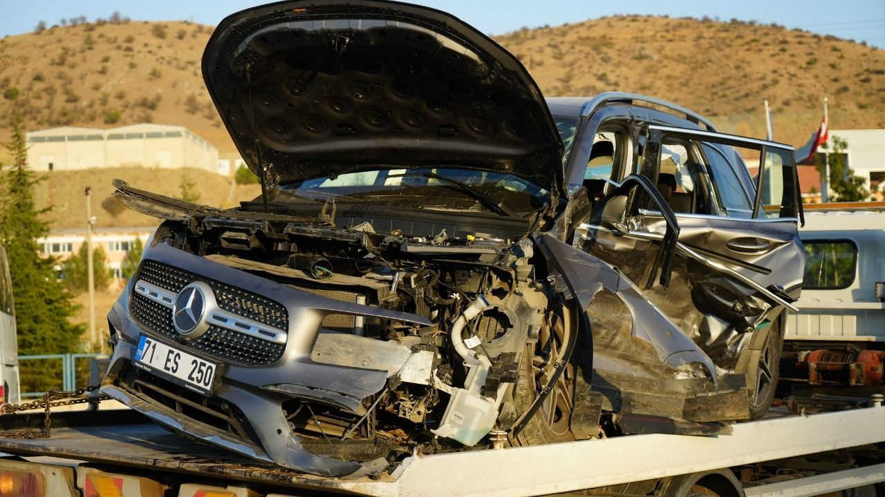 Hafif ticari araçla çarpışan lüks otomobil hurdaya döndü: 1 ölü, 1 yaralı - Sayfa 4