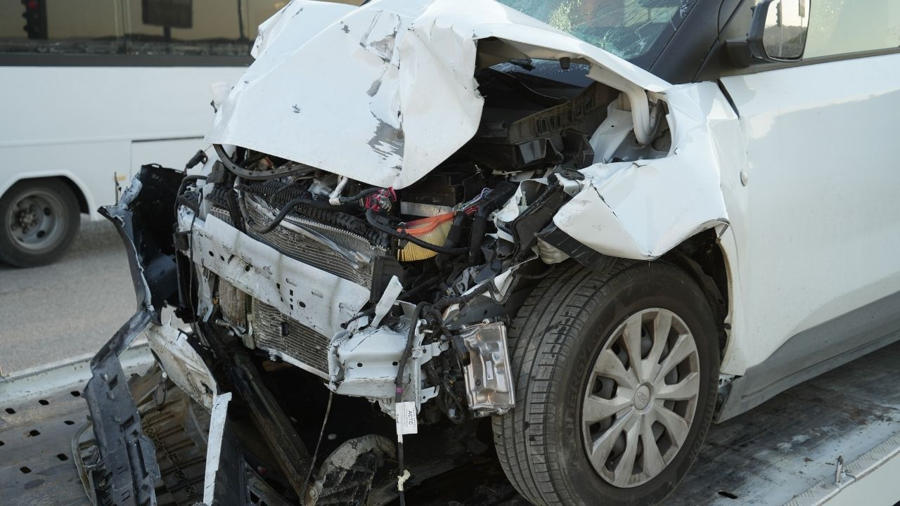 Hafif ticari araçla çarpışan lüks otomobil hurdaya döndü: 1 ölü, 1 yaralı - Sayfa 2