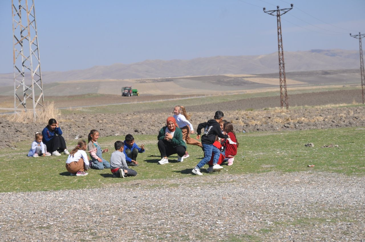 Muş'ta üniversite öğrencileri köy okullarını boyamaya devam ediyor - Sayfa 3