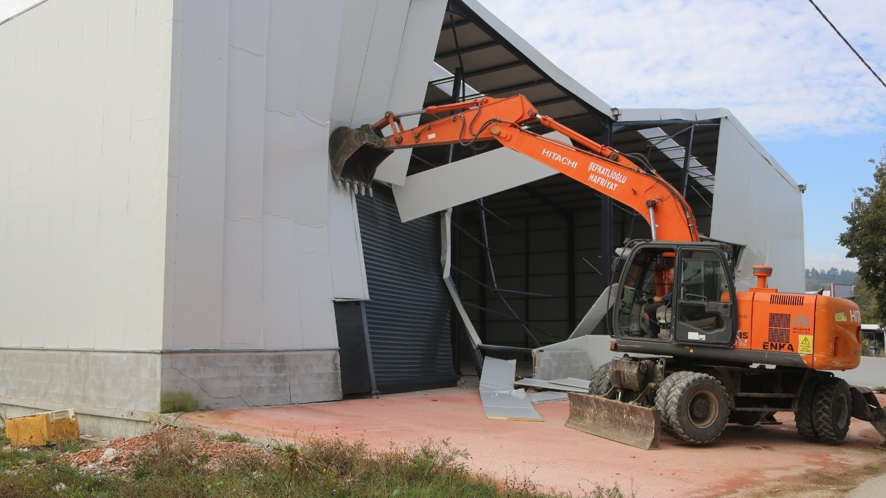 Kaçak yapılarla mücadele kapsamında Tahtalı'da bir depo yıkıldı