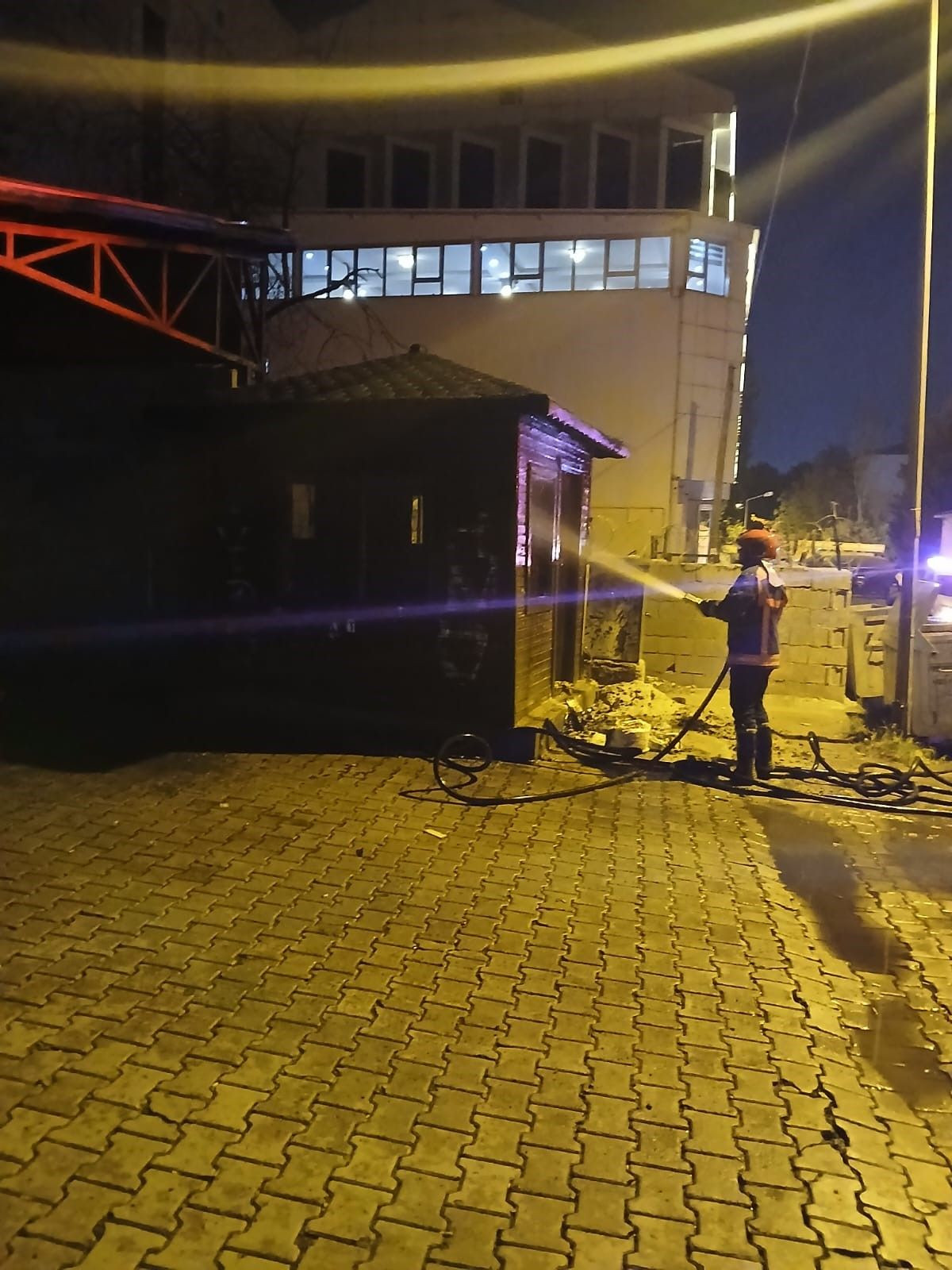 Zabıta Kulübesinde Çıkan Yangın Paniğe Neden Oldu - Sayfa 3