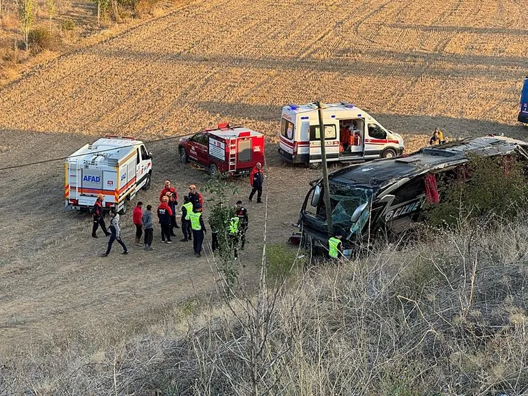 Afyonkarahisar'da Feci Otobüs Kazası: 50 Metrelik Şarampolden Devrildi, 21 Yaralı - Sayfa 2