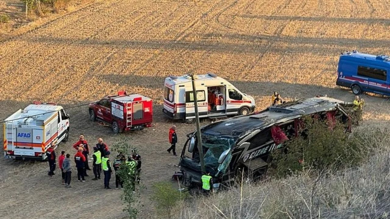 Afyonkarahisar'da Feci Otobüs Kazası: 50 Metrelik Şarampolden Devrildi, 21 Yaralı