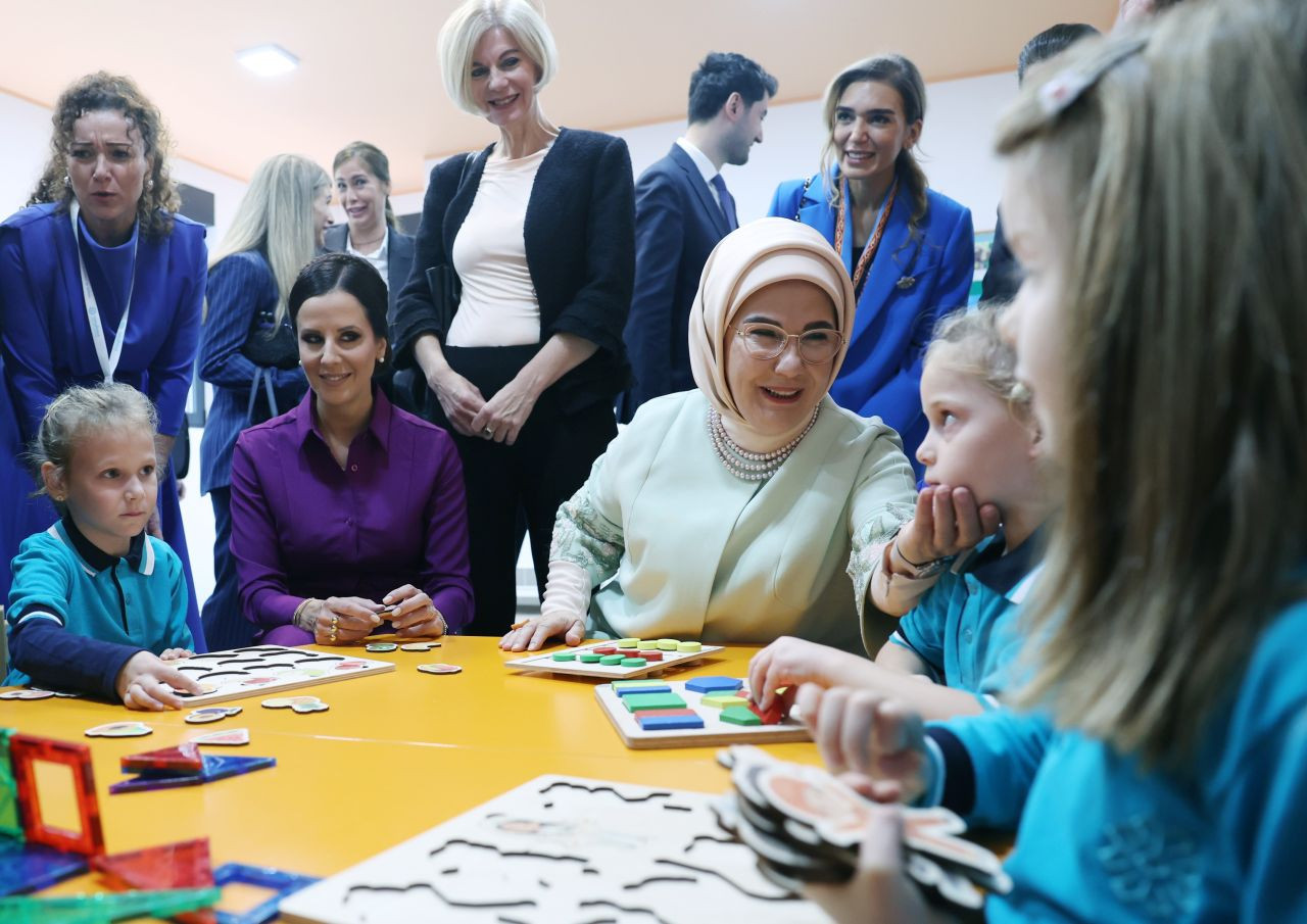 Emine Erdoğan, Belgrad'daki Türkiye Maarif Vakfı anaokulu öğrencileriyle bir araya geldi - Sayfa 1