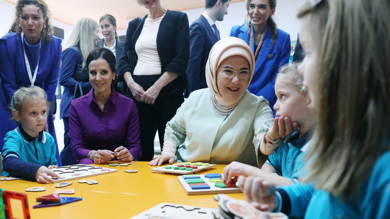 Emine Erdoğan, Belgrad'daki Türkiye Maarif Vakfı anaokulu öğrencileriyle bir araya geldi