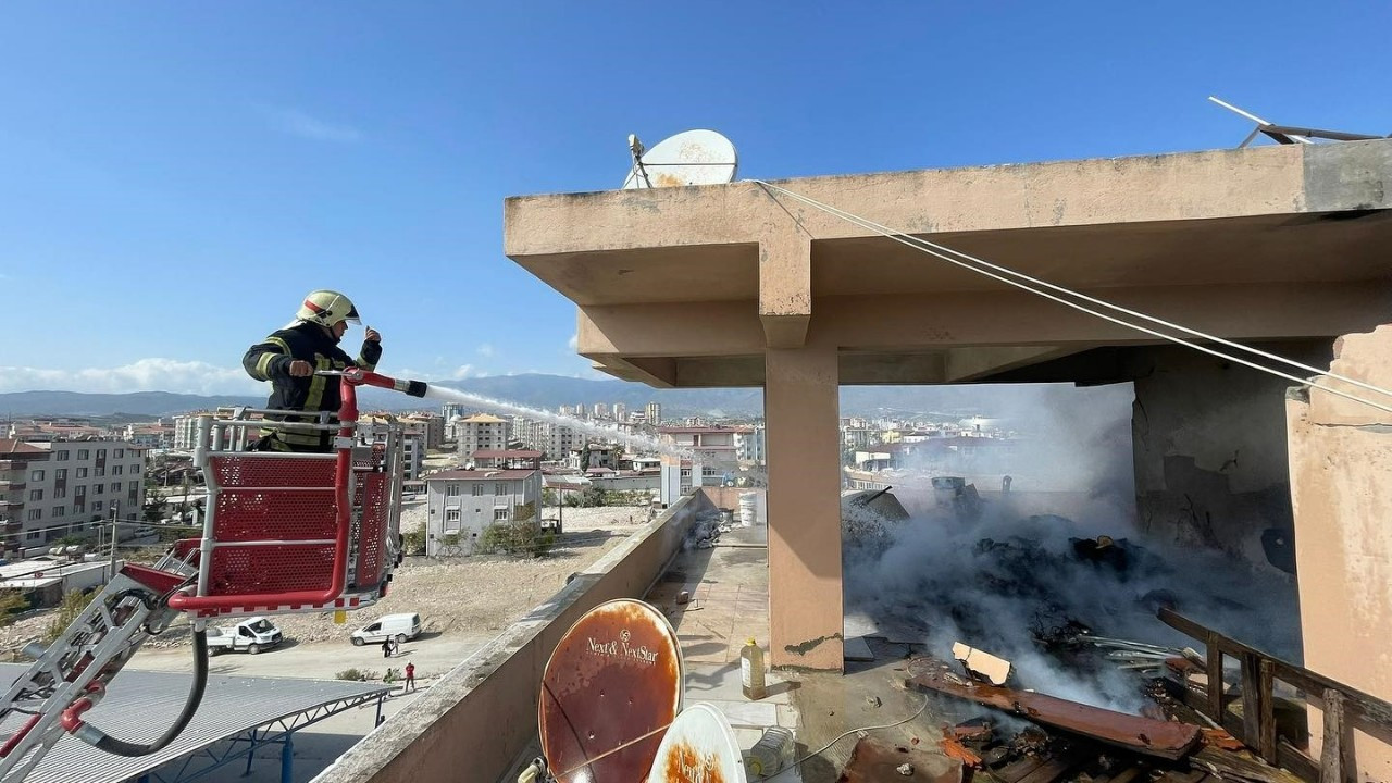 Hatay’da apartmanın çatısında yangın çıktı