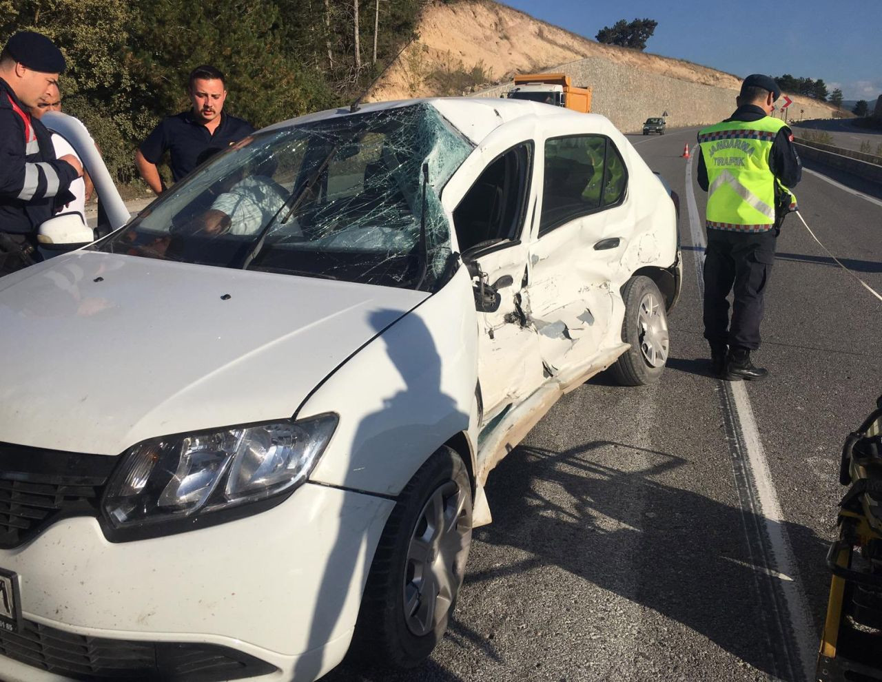 Bolu'da Kamyonla Otomobil Çarpıştı: 1 Kişi Yaralandı - Sayfa 3