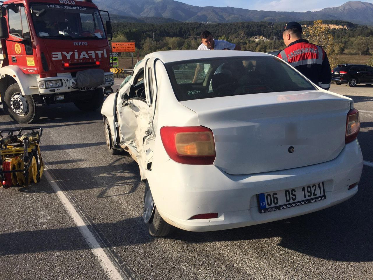 Bolu'da Kamyonla Otomobil Çarpıştı: 1 Kişi Yaralandı - Sayfa 1