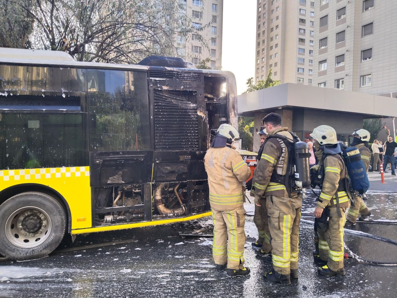 Ataşehir'de İETT Otobüsü Alev Alev Yandı, Yolcular Son Anda Kurtuldu! - Sayfa 1