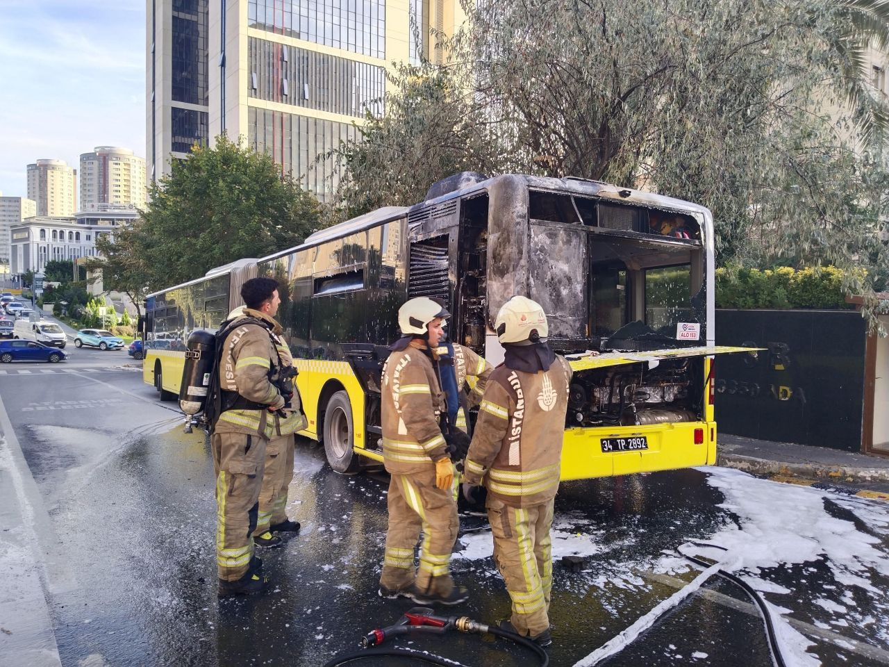 Ataşehir'de İETT Otobüsü Alev Alev Yandı, Yolcular Son Anda Kurtuldu! - Sayfa 2