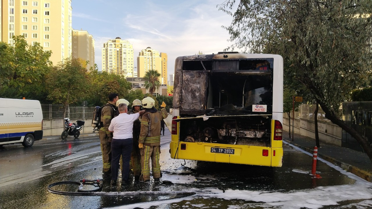 Ataşehir'de İETT Otobüsü Alev Alev Yandı, Yolcular Son Anda Kurtuldu!