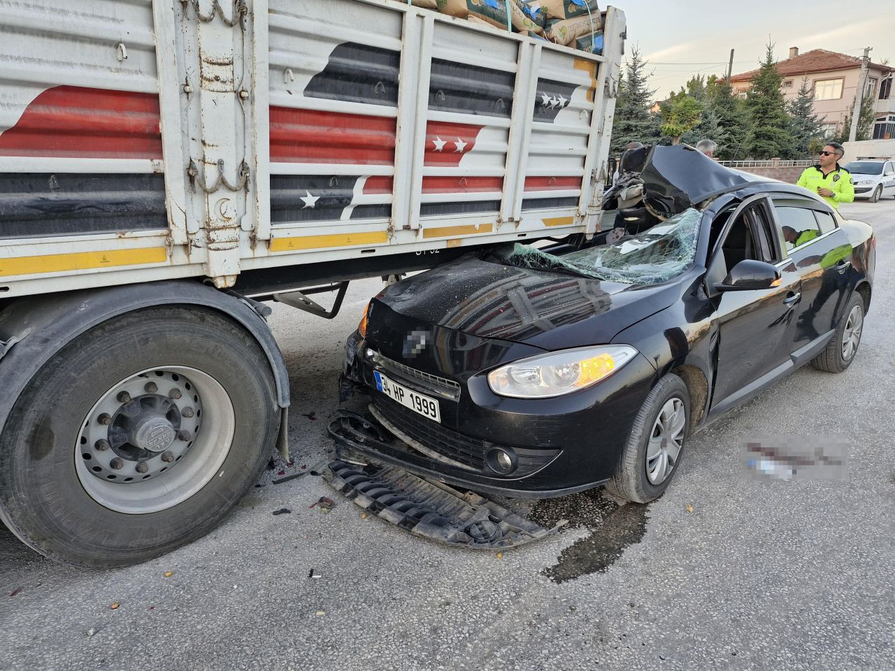 Çorum'da Tırın Altına Giren Otomobilde 1'i Ağır 4 Yaralı - Sayfa 1