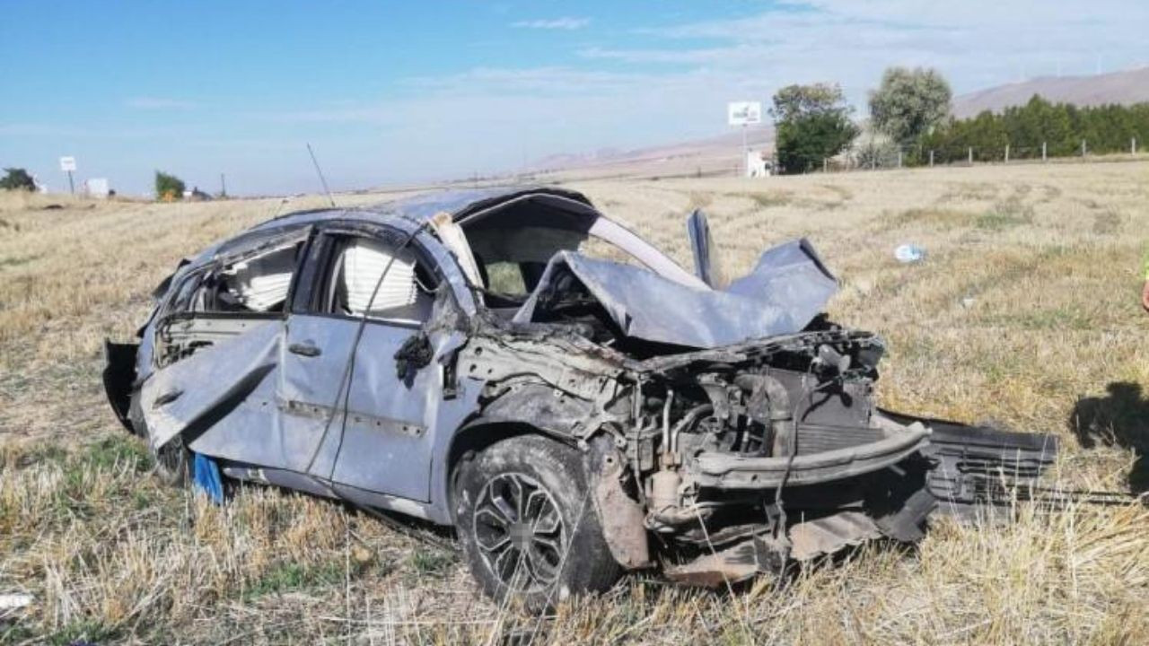 Kontrolden çıkan otomobil tarlaya uçtu: 2 ölü, 1 yaralı