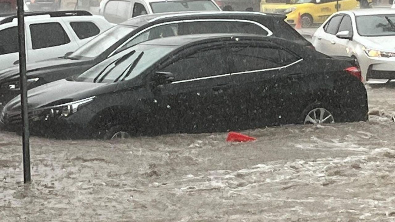 Gelibolu' da cadde ve sokaklar sular altında kaldı