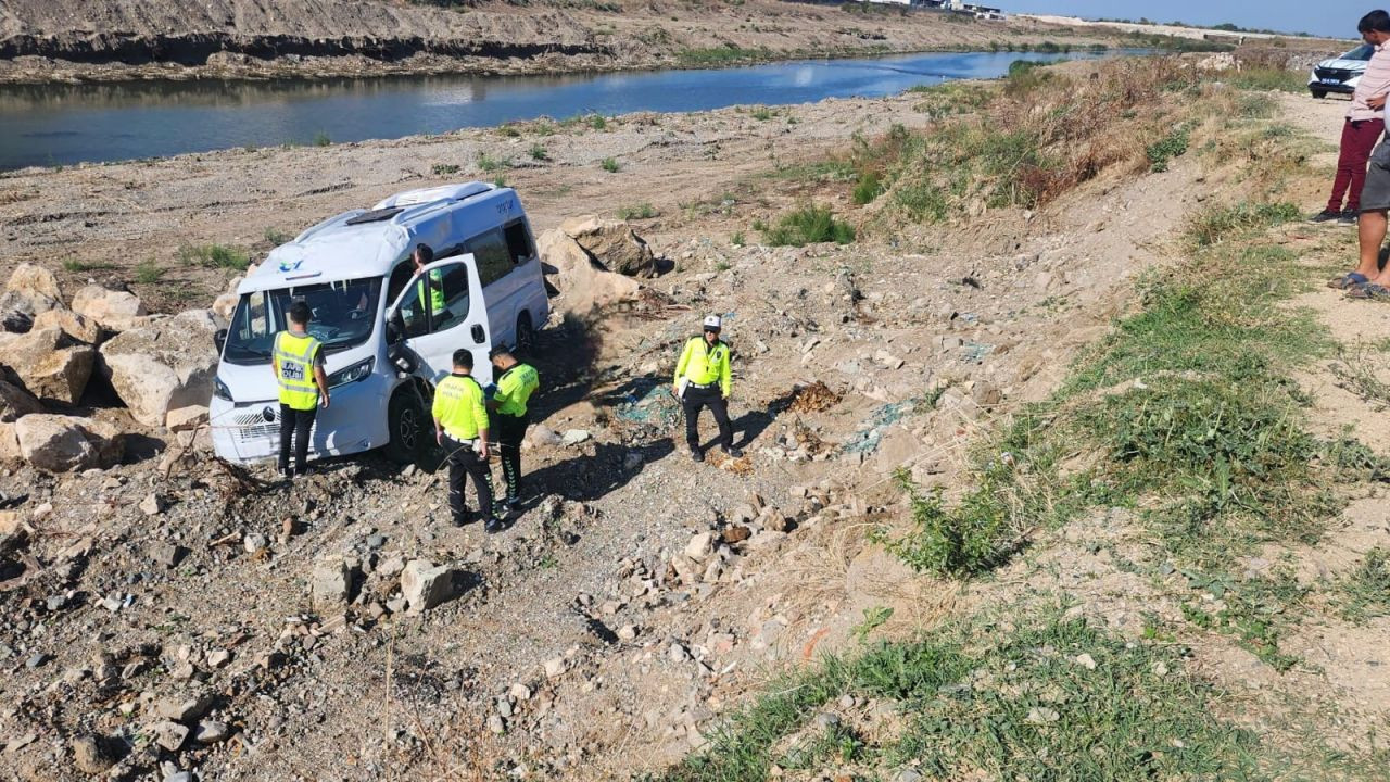 Bursa'da geri manevra yapan servis minibüsü takla atarak refüje uçtu! - Sayfa 3