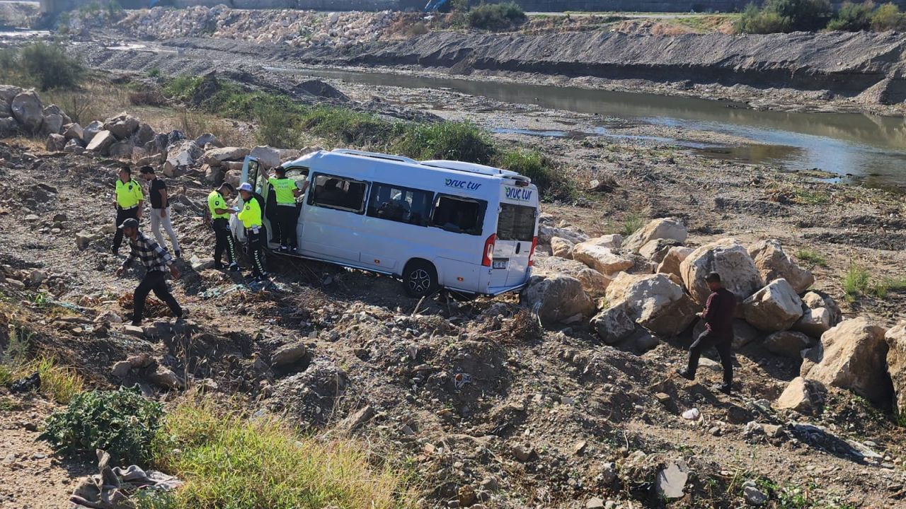 Bursa'da geri manevra yapan servis minibüsü takla atarak refüje uçtu! - Sayfa 1